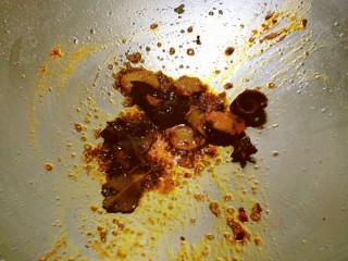 9、啤酒炖猪蹄,放入郫县豆瓣酱 炒出红油