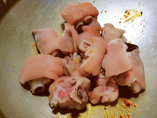 10、啤酒炖猪蹄,放入焯水后的猪蹄