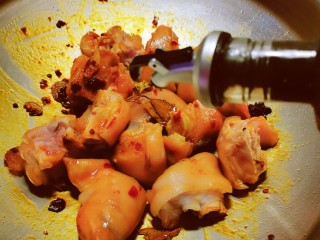 11、啤酒炖猪蹄,翻炒上色 倒入生抽老抽翻炒