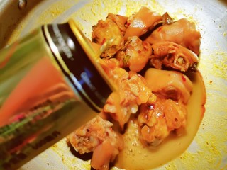 12、啤酒炖猪蹄,倒入啤酒