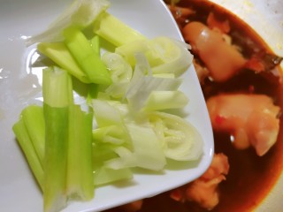 13、啤酒炖猪蹄,放入葱段 盖上盖子中小火炖