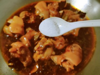 14、啤酒炖猪蹄,煮至猪蹄成熟 放入盐调味 达到自己需求即可