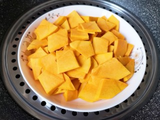 2、南瓜芝麻球,放在盘子里隔水蒸熟(15分钟左右就蒸熟了)。