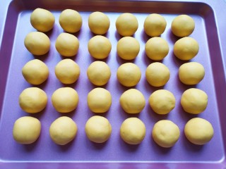 7、南瓜芝麻球,分成15-16g一份搓圆备用。