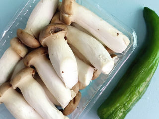 1、酱汁杏鲍菇,准备好杏鲍菇和青辣椒