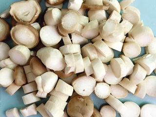 2、酱汁杏鲍菇,杏鲍菇切圆片