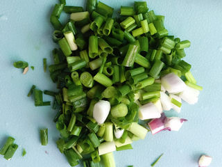 4、酱汁杏鲍菇,小葱切碎