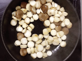 6、酱汁杏鲍菇,放入杏鲍菇