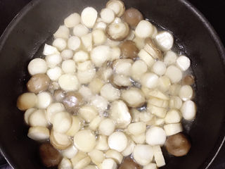 7、酱汁杏鲍菇,加入少许清水