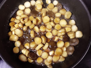 10、酱汁杏鲍菇,中小火煮入味