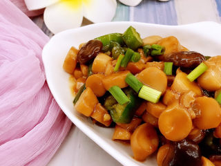 14、酱汁杏鲍菇,装盘撒上葱花