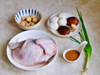 1、松茸鸡汤,准备食材。