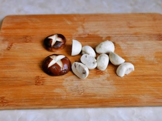 3、松茸鸡汤,香菇洗干净去根切十字花,白蘑菇洗干净一切二。