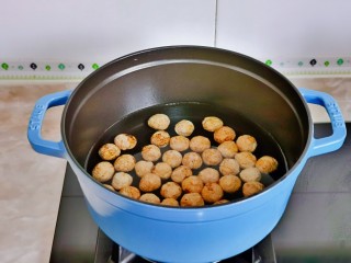 4、松茸鸡汤,板栗我买的时候店家帮剥的,洗干净后水里煮一下,冷水下锅烧开捞出。