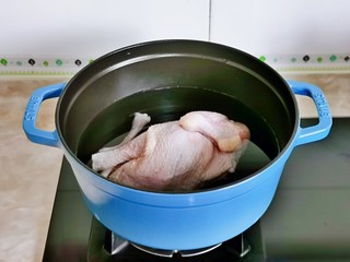 5、松茸鸡汤,半只鸡焯水,冷水下锅,大火烧开,捞出冷水冲洗干净。