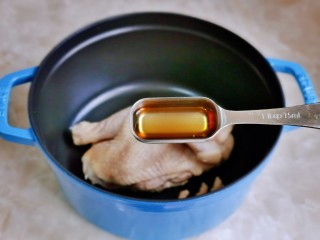 6、松茸鸡汤,焯水的鸡放入锅中,加入料酒。