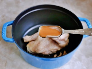 7、松茸鸡汤,再加入松茸调味料。