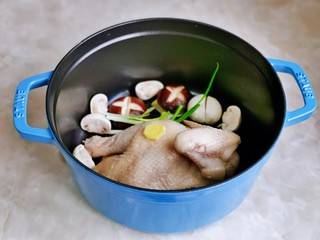 8、松茸鸡汤,加入葱姜,香菇与白蘑菇。