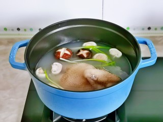 9、松茸鸡汤,加入纯净水,适量多一点,水量一次加足。