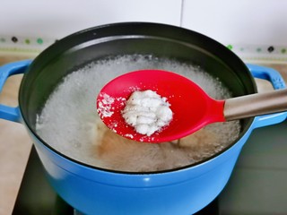 10、松茸鸡汤,烧开后撇出浮沫。