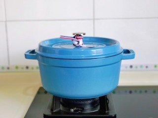 12、松茸鸡汤,盖上盖子烧开转小火熬30分钟左右。