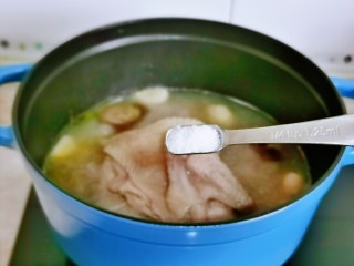 13、松茸鸡汤,鸡汤熬好后按个人口味加入盐。