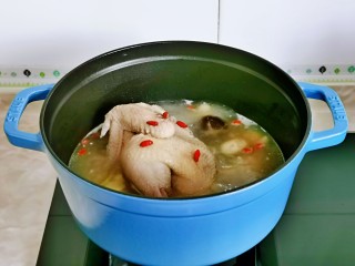 14、松茸鸡汤,加入洗干净的枸杞中火熬5分钟关火。