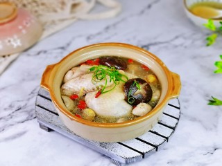 15、松茸鸡汤,盛出装砂锅中,撒上葱花,秋季养生最佳选择。