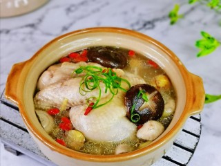 16、松茸鸡汤,滋补鸡汤,香而不腻,每天一碗汤,强身健体。