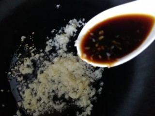 5、清蒸生蚝,放入一汤匙生抽。