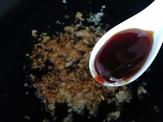 7、清蒸生蚝,放入一汤匙蚝油。