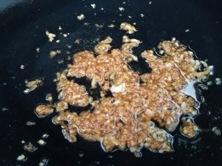 8、清蒸生蚝,放少许白酒，小火炒匀炒香。