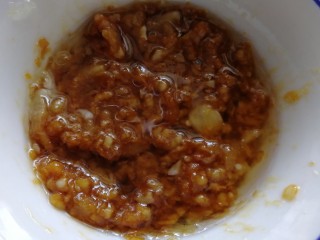 10、清蒸生蚝,搅拌均匀。