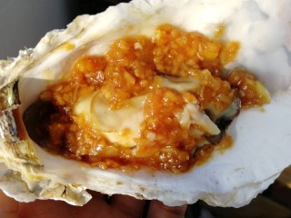 16、清蒸生蚝,放一勺蒜泥。