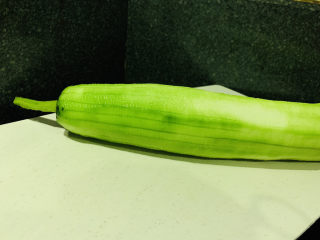 2、丝瓜炒虾仁,削皮，滚刀切块