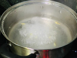 4、丝瓜炒虾仁,锅加姜丝料酒清水，煮开，放入虾焯水，