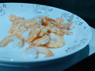 5、丝瓜炒虾仁,捞起，去壳