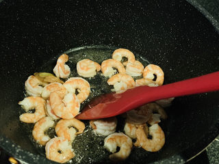 8、丝瓜炒虾仁,炒香