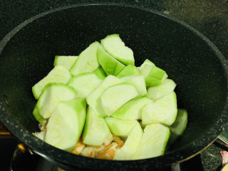 9、丝瓜炒虾仁,加丝瓜
