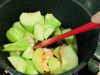 10、丝瓜炒虾仁,炒香，加少许清水