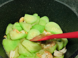 13、丝瓜炒虾仁,翻炒均匀