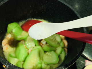 14、丝瓜炒虾仁,加少许盐