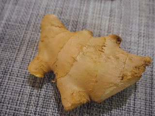 1、姜撞奶,准备1块生姜