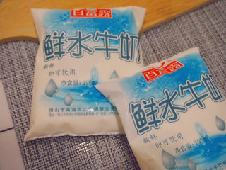 2、姜撞奶,准备2包水牛奶（或者是全脂牛奶，其他牛奶不行的哇）