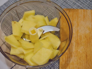 6、姜撞奶,将姜片放进搅拌机里搅拌