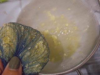 9、姜撞奶,将姜汁挤出来