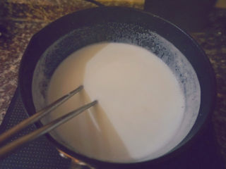 12、姜撞奶,倒入适量白砂糖（根据个人口味加入）