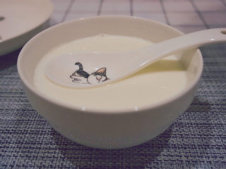 17、姜撞奶,10分钟后就可以吃啦，勺子放在上面没有沉下去的就说明成功啦～