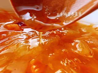 5、银耳南瓜羹,粘稠好喝自带清甜香气的银耳南瓜羹，会滋润着我们身体的每一个细胞。南瓜和枸杞都是自带甜味，不需要加冰糖之类的来调味了，如果确实不习惯的，可按个人口味适量添加。