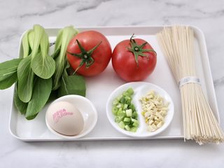 1、茄汁酸汤鸡蛋面,首先备齐所有的食材。